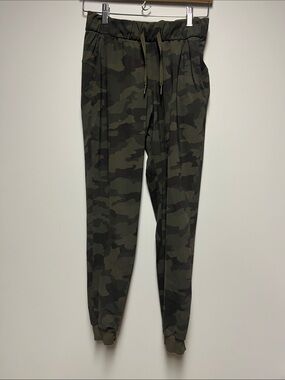 lululemon athletica Women's Green Camo Jogger Leggings